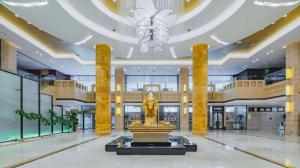 a lobby with a fountain in the middle of a building at Changsha Xiaoxiang Huatian Hotel in Changsha