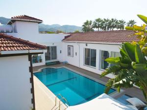 ein Swimmingpool im Hinterhof eines Hauses in der Unterkunft Villa Butterfly in Kyrenia