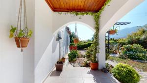 ein gewölbter Flur mit Topfpflanzen in einem Haus in der Unterkunft Villa Butterfly in Kyrenia