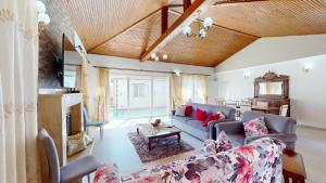 ein Wohnzimmer mit Couch und Kamin in der Unterkunft Villa Butterfly in Kyrenia