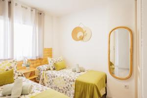 una habitación con dos camas y un espejo en Bonitas Vistas a Sevilla, en San Juan de Aznalfarache 18 fotos más