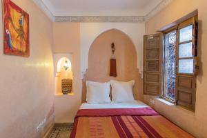 Postel nebo postele na pokoji v ubytování Riad Arbre Bleu + 37 fotografií