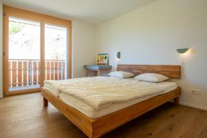 Postel nebo postele na pokoji v ubytování Gommer Sunna - Joderestutz