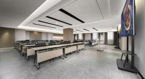 a large room with rows of tables and chairs at Jinjiang Inn Changchun Xi An Avenue Branch in Changchun +245 photos