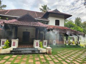 O grădină în afara Kovilakam the heritage resort Ethannur,Palakkad