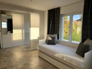 Postel nebo postele na pokoji v ubytování Renovated APT with panoramic view