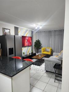 een keuken en woonkamer met een tafel en een bank bij Westbrook in Newcastle