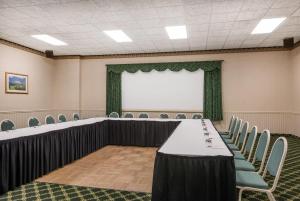 波特兰波特兰华美达酒店的有一张长桌和椅子的会议室 更多62张照片