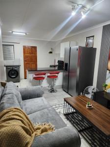 een woonkamer met een bank en een keuken bij Westbrook in Newcastle