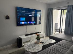 Μια τηλεόραση ή/και κέντρο ψυχαγωγίας στο Urban Hideaway