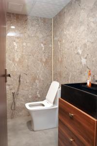 钦奈VLuv Home Stay的带马桶和淋浴的浴室