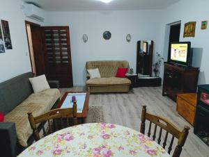 una sala de estar con un sofá y una mesa en Oaza Mira Mozgovo, en Mozgovo 44 fotos más