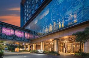马尼拉Hilton Manila Newport World Resorts的享有大楼的外部景色
