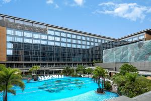 Bazén v ubytování Hilton Manila Newport World Resorts nebo v jeho okolí