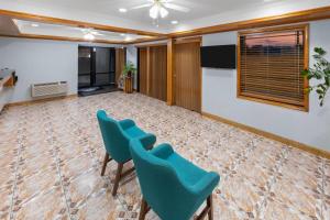 TV a/nebo společenská místnost v ubytování Days Inn by Wyndham Slidell