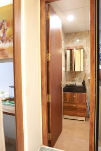 钦奈VLuv Home Stay的浴室设有一扇门,可通往厨房 更多63张照片