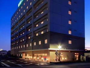 Un gran edificio con luces a los lados. en Hotel Sealuck Pal Takasaki, en Takasaki