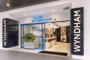 ein Geschäft mit einem blauen Schild auf der Vorderseite in der Unterkunft Club Wyndham Sydney, Trademark Collection by Wyndham in Sydney