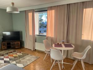 Μια τηλεόραση ή/και κέντρο ψυχαγωγίας στο Peaceful Flat Near Nature & City, Good bus connections to the center & SCV!