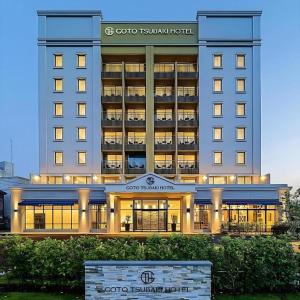 een groot hotelgebouw met een bord erop bij Goto Tsubaki Hotel in Hukue