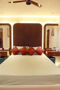 钦奈VLuv Home Stay的卧室里有一张白色的大床，上面有红色的枕头