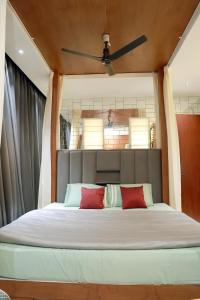 钦奈VLuv Home Stay的一间卧室配有一张大床和吊扇