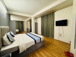 Un dormitorio con una cama y un televisor de pantalla plana. en Hotel Inn Way #Near Beas River, en Manali 26 fotos más
