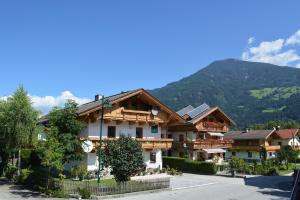 ein großes Gebäude mit einem Berg im Hintergrund in der Unterkunft Apart Dengg in Kaltenbach