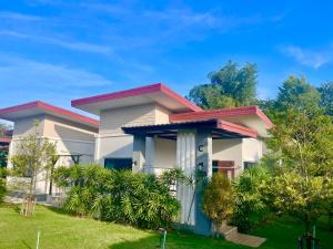 カオラックにあるKhaoLak Chill Outの前の緑の芝生の家