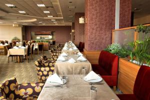 Un comedor con mesas y sillas en un restaurante. en Buyuk Anadolu Eregli Hotel, en Ereğli