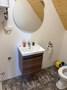 Ένα μπάνιο στο Vila Dinara