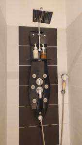 ein Badezimmer mit einer schwarz-weiß gefliesten Wand in der Unterkunft Appartement lumineux à deux pas du port, avec terrasse in La Ciotat + 15 Fotos