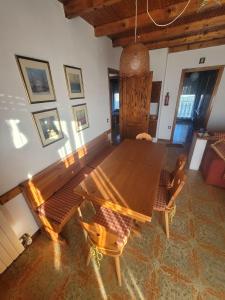 an overhead view of a wooden table and chairs in a room at Cuore d'Altopiano, vivere Asiago in Asiago