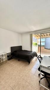 TV a/nebo společenská místnost v ubytování Cozy 1 Bedroom & 1 Bath at Indian Wells