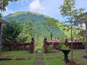 Nespecifikovaný výhled na hory nebo výhled na hory při pohledu z penzionu