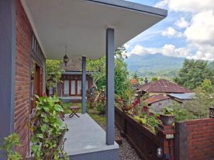 Nespecifikovaný výhled na hory nebo výhled na hory při pohledu z penzionu