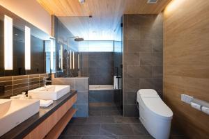 bagno con 2 lavandini, servizi igienici e vasca di V Residence by H2 Life a Niseko Altre 11 foto