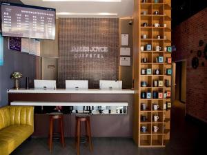 een bar in een restaurant met twee krukken bij James Joyce Coffetel·Shijiazhuang Economic and Technological Development Zone Chuangye Road in Gangshang