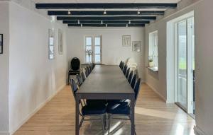 Οι επιχειρηματικές εγκαταστάσεις ή/και οι αίθουσες συνεδριάσεων στο 6 Bedroom Stunning Home In Give