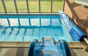 Πισίνα στο ή κοντά στο 6 Bedroom Stunning Home In Give