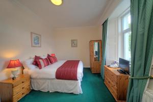 Lochnell Arms Hotel tesisinde bir odada yatak veya yataklar