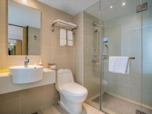 ein Badezimmer mit Toilette, Waschbecken und Dusche in der Unterkunft City Comfort Inn Kunming Railway Station Guanshang in Kunming