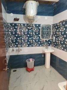 Ένα μπάνιο στο Kasauli Peak View Appartments