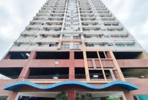 um prédio alto com varandas laterais em San Marino JY7 Rentals by RedDoorz em Cebu