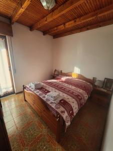 a bedroom with a bed in a room at Cuore d'Altopiano, vivere Asiago in Asiago
