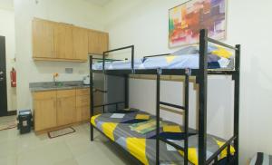 2 beliches num quarto com uma cozinha em San Marino JY7 Rentals by RedDoorz em Cebu mais 36 fotografias