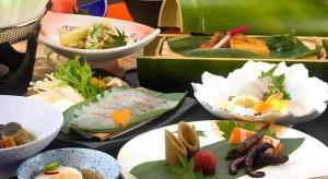 Un montón de platos de comida en una mesa en Smile Hotel Nishiakashi, en Hayashi