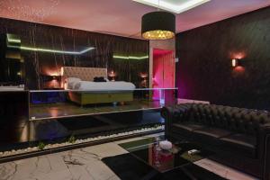 Postel nebo postele na pokoji v ubytování Aura Villas Skopje