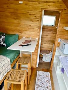 a room with a bed and a toilet in a cabin at Recanto Monte Trigo in São Francisco do Sul