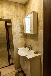 a bathroom with a sink and a mirror at Guest House Comfort in Montana
